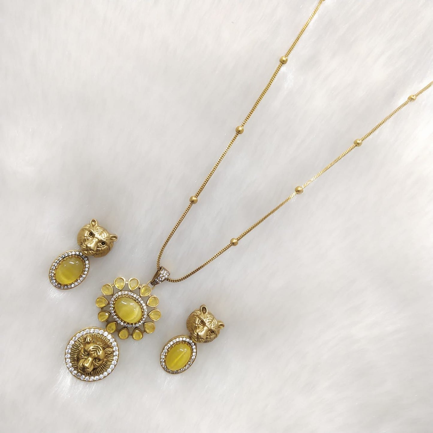 Pendant chain along with earring's set