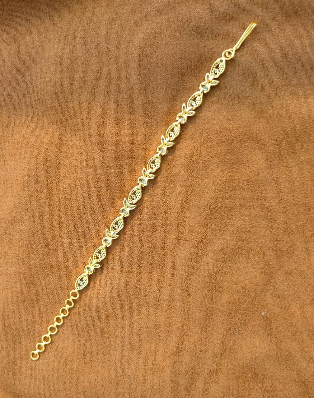 Gold-plated crystal bracelet with hook